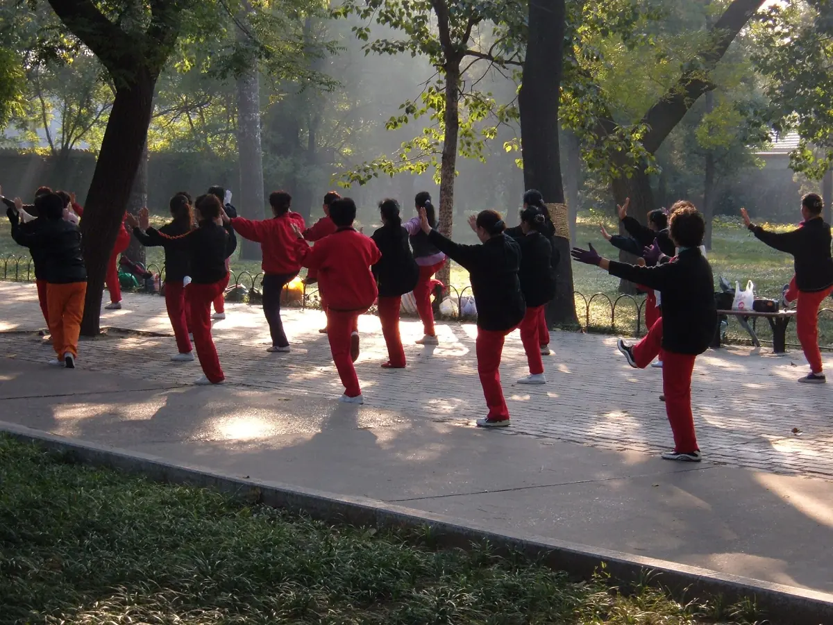 People practising tai chi at the Temple of Heaven